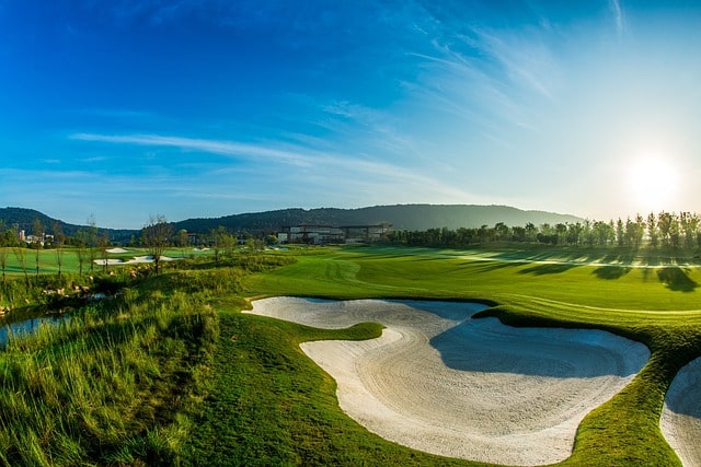 En golfbana på sommaren